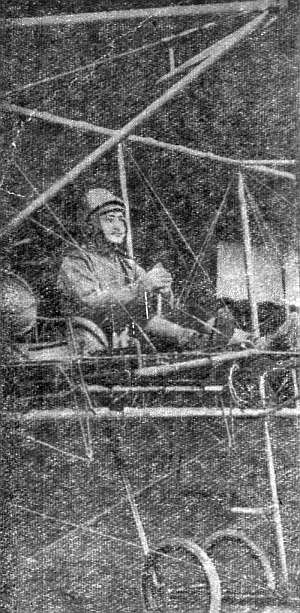С. О. Багдасаров перед вылетом на самолете "Фарман-4"