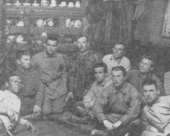 Летный состав — участники борьбы с басмачами в Туркестане (в центре в куртке командующий ВВС Туркестана Т. Афанасьев, слева от него — А. Гулян, 1926 г.).