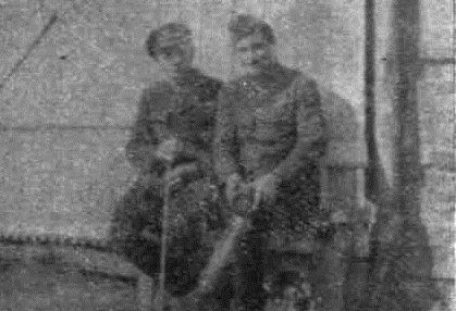 Командир 16-го авиаотряда А. Т. Саркисов и летчик И. И. Нузберг.