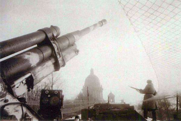 Зенитное орудие 85-мм, образца 1939 г. на фоне Исаакиевского собора в блокадном Ленинграде