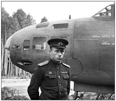 Командир геройского звена 2-й эскадрильи лейтенант Шишков Михаил Фёдорович