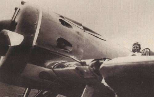 В. Скобарихин в кабине своего истребителя с поврежденным при воздушном таране крылом