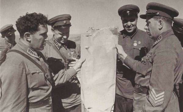 Я. Смушкевич демонстрирует командному составу 1-й АГ кусок обшивки сбитого японского самолета