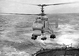 Взлет палубного противолодочного вертолета Ка-25 ВВС ЧФ с палубы корабля