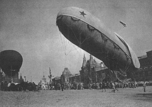 Аэростат на Красной площади на Воздушном параде 27 июля 1920 г.