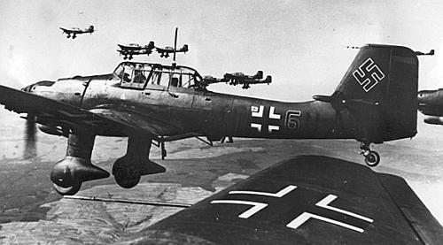Немецкие пикирующие бомбардировщики Юнкерс Ju-87 в налете на Дюнкерк