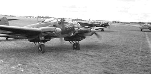 Подготовка бомбардировщика Люфтваффе Heinkel He-111 к вылету