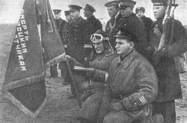 Командир полка Герой Советского Союза Борис Сафонов принимает Гвардейское знамя