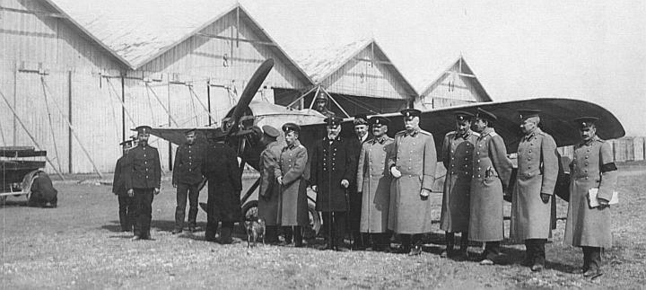 Лётчики и командующий состав Севастопольской авиационной школы, 1914 г.