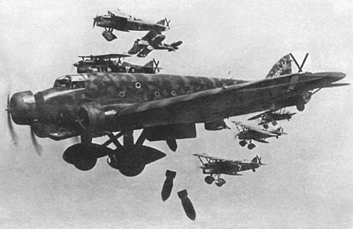 Итальянский бомбардировщик Савойя-Маркетти SM.81 в сопровождени истребителей CR.32 бомбит Мадрид