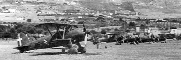 Истребители Fiat CR.42 из состава 385-й эскадрильи на сицилийском аэродроме, июль 1940 г.Истребители Fiat CR.42 из состава 385-й эскадрильи на сицилийском аэродроме, июль 1940 г.