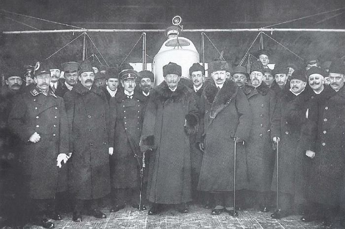 Члены аэроклуба на аэродроме вместе с авиаторами