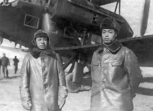 Командующий ВВС Манчжурии Чжан Сюэлян (слева) и "генерал" Яо на фоне Хэндли-Пейджа HP O/7
