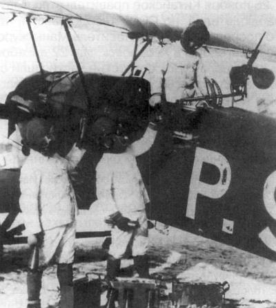 Японские солдаты изучают захваченный Потез-25 на Мукденском аэродроме