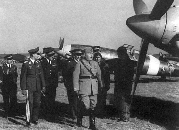 Бенито Муссолини инспектирует ВВС Италии