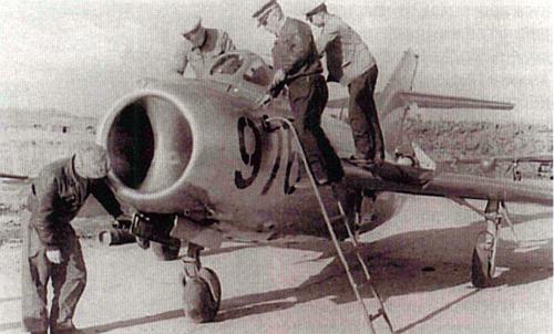Подготовка к вылету истребителя МиГ-15 на аэродроме в Китае, 1952 г.