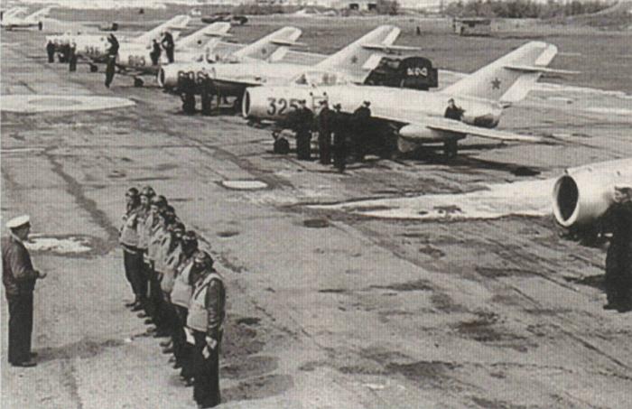 Инструктаж советских летчиков на аэродроме перед вылетом