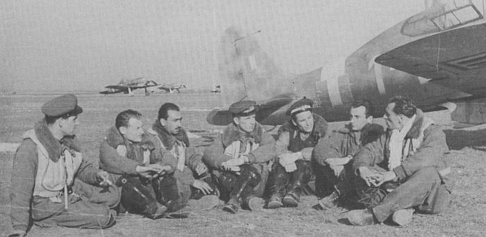 Группа пилотов итальянских ВВС на аэродроме