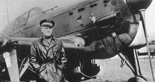 Командир группы GC III/7 майор Клемон на фоне своего истребителя MS.406