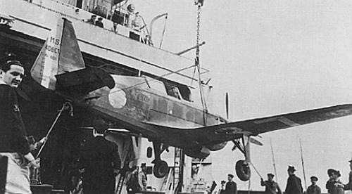 Выгрузка Моран-Солнье MS.406 в Бейруте с борта авиатранспорта, 1940 г.