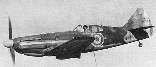 В полете D.520 из GC III/6, уничтоженный позднее на аэродроме Королевскими ВВС Великобритании