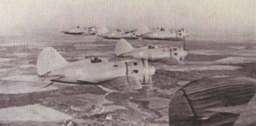 Советские истребители И-16 в полёте
