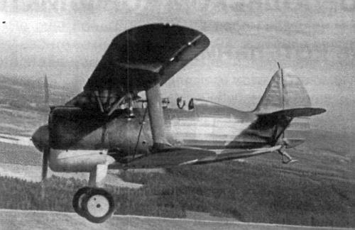 Советский истребитель И-15 в полете