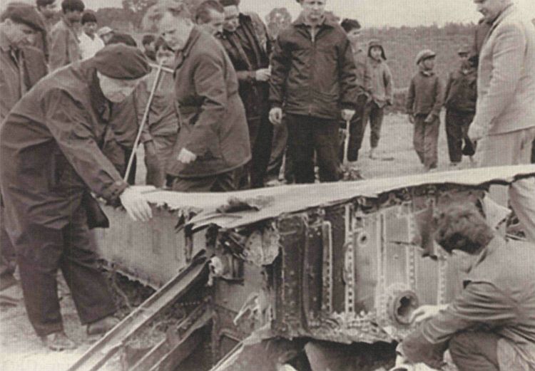 Советские специалисты осматривают обломки сбитого американского Б-52