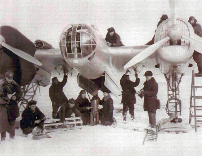 Подготовка советских бомбардировщиков к вылету