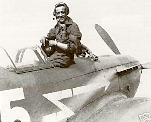 Роже Соваж в кабине своего истребителя, 1944 год.
