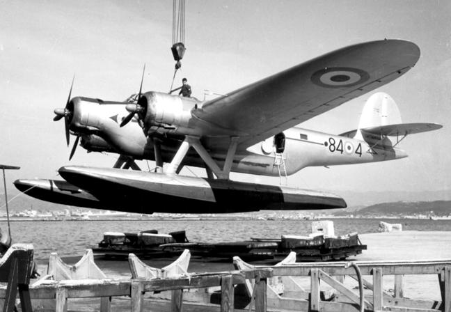Выгрузка морского разведывательно-бомбардировочного самолета Cant Z-506B Airone на воду