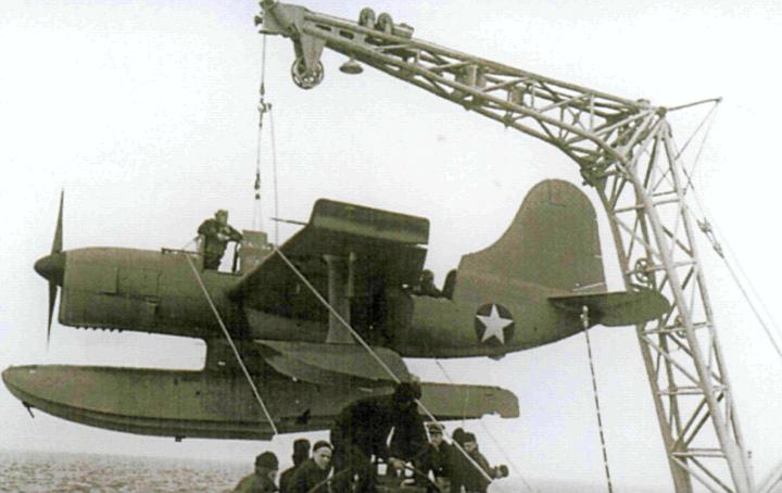Погрузка гидросамолета Кертис на борт авианесущего крейсера