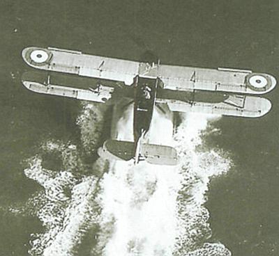 Бипланны гидросамолет Fairey IIIF готовится к взлёту