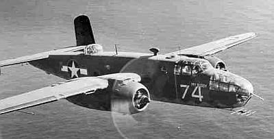 Американский бомбардировщик B-25 Mitchell в полете