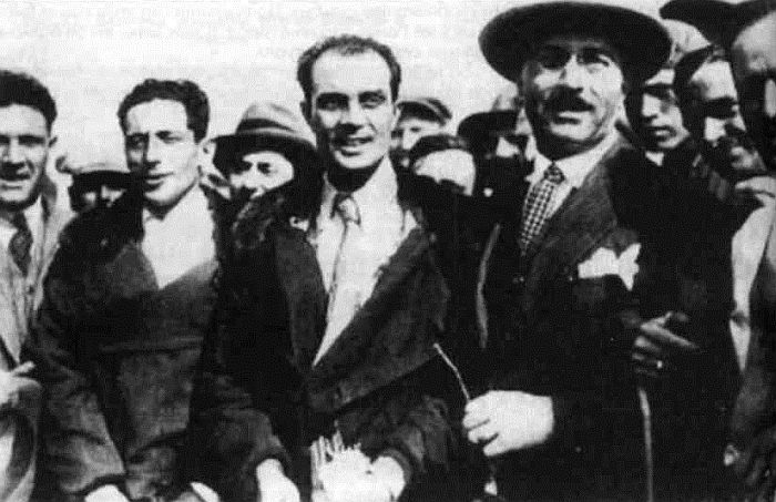 Карло дель Прете, Артуро Феррарин и Алессандро Маркетти (в шляпе) после завершения рекордного полёта 3 июня 1928 г.