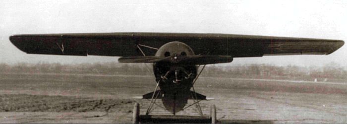 Вид спереди на Fokker E.V - толстый профиль крыла