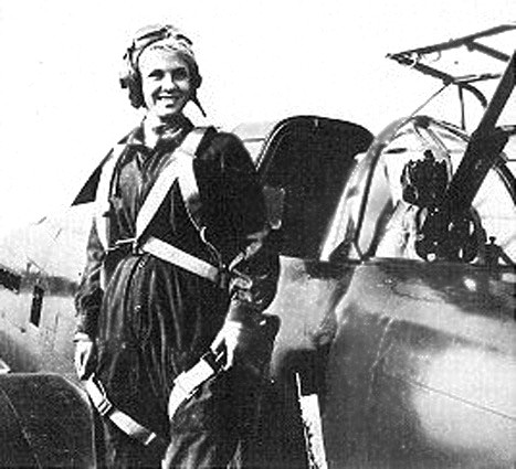 Т. Ф. Константинова у своего Ил-2, 1944 год.