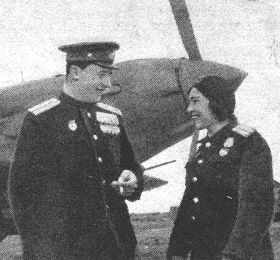 Командир эскадрильи Гончаров поздравляет Лидию Шулайкину с успешным боевым вылетом.